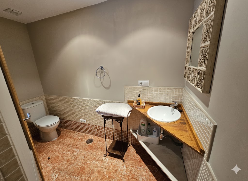 Baño completo con bañera integrada, dos lavabos sobre mueble de madera, espejo grande y acabados de calidad