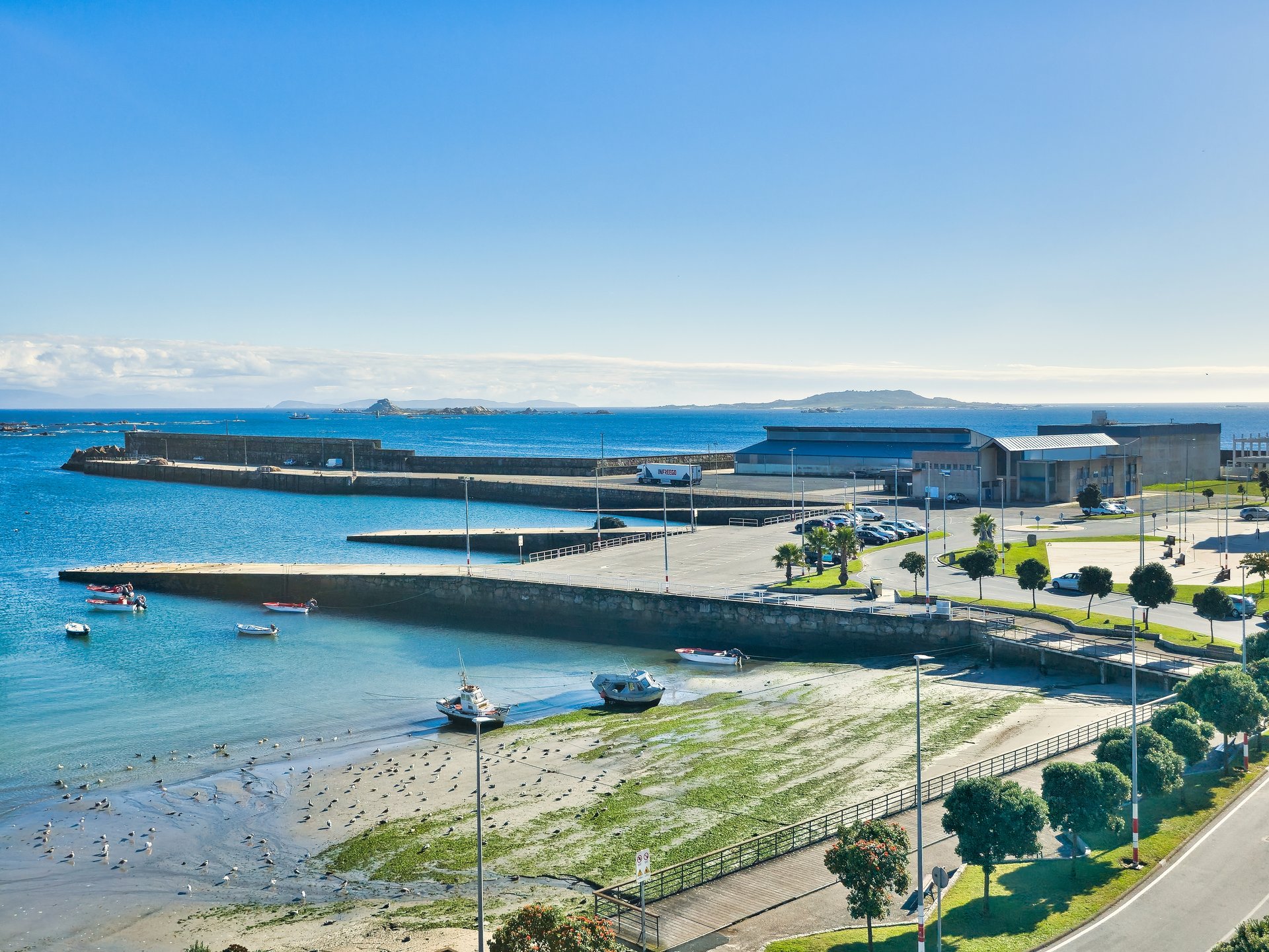 Vista panorámica desde la terraza del ático: Puerto de Aguiño, lonja de percebes e Isla de Salvora
